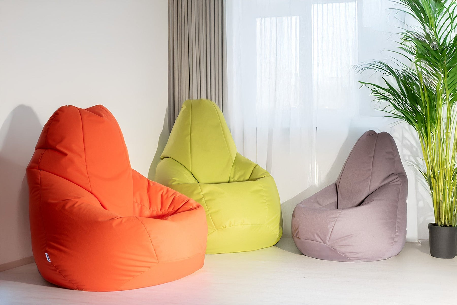 Pouf colorati, l'esperienza cromatica che trasforma gli interni